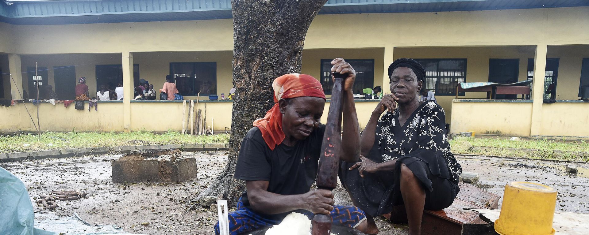 A woman pounds ingredients in a mortar as she prepares food in an internally displaced people's (IDP) camp, where flood evacuees are accommodated, at Community Primary School in Ihuike, Niger delta region of Ahoada, Rivers State, southern Nigeria, on October 21, 2022 A woman pounds ingredients in a mortar as she prepares food in an internally displaced people's (IDP) camp, where flood evacuees are accommodated, at Community Primary School in Ihuike, Niger delta region of Ahoada, Rivers State, southern Nigeria, on October 21, 2022 - Sputnik International, 1920, 22.12.2022