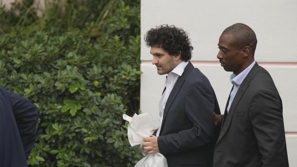 FTX founder Sam Bankman-Fried, center, is escorted from the Magistrate Court in Nassau, Bahamas, Wednesday, Dec. 21, 2022, after agreeing to be extradited to the U.S. - Sputnik International