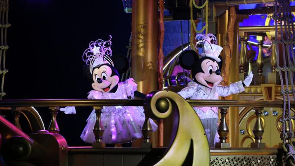 Персонажи  студии Disney выступают во время пресс-показа нового ночного аттракциона Believe! Sea of ​​Dreams в токийском парке DisneySea, Япония - Sputnik International