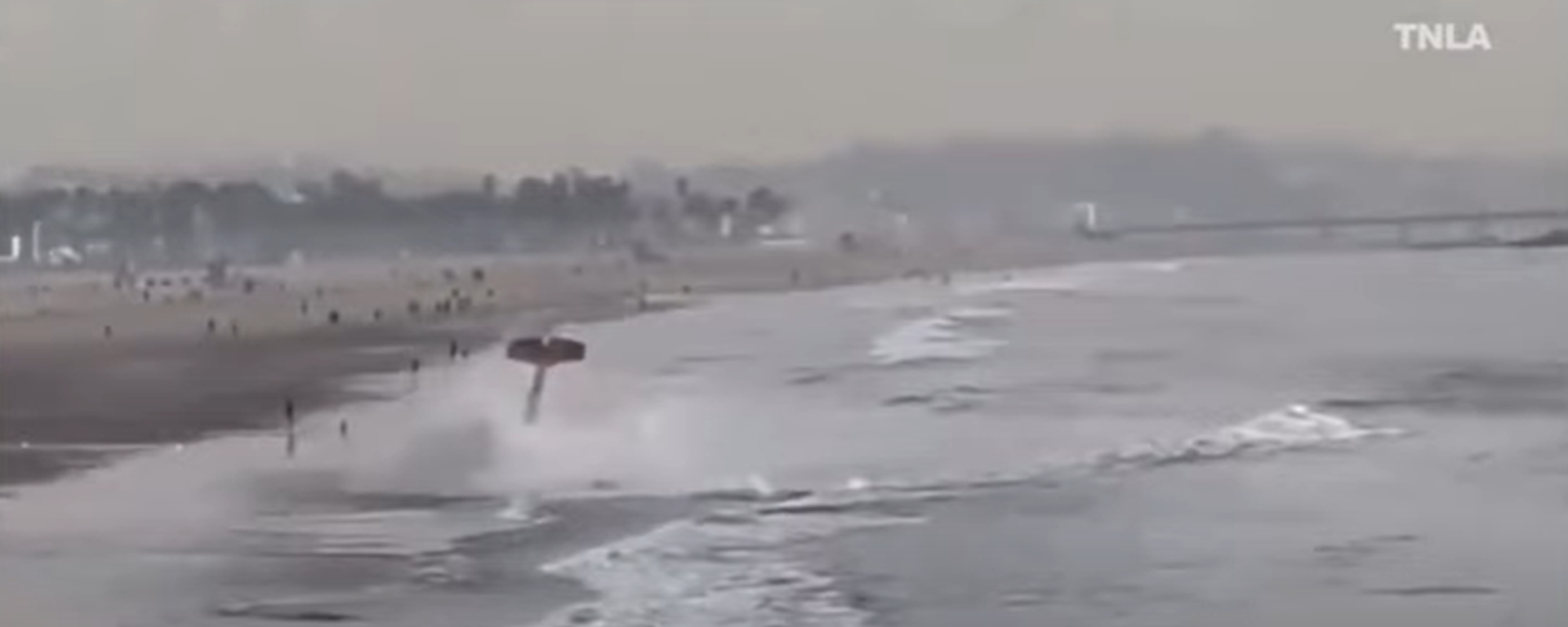 Plane crash on Santa Monica beach  - Sputnik International, 1920, 23.12.2022