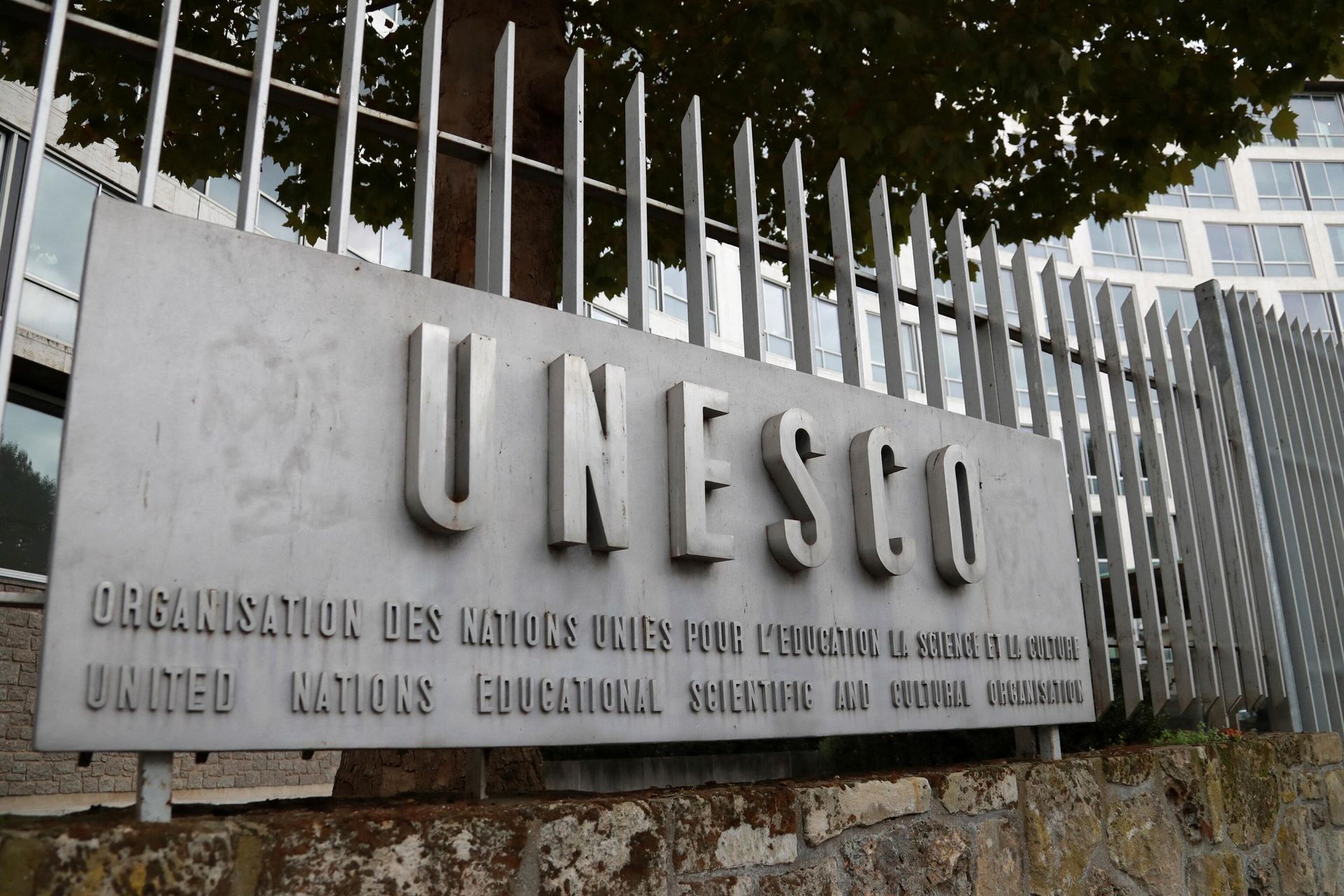 A picture taken on October 12, 2017 shows the logo of the United Nations Educational, Scientific and Cultural Organisation (UNESCO) headquarters in Paris. - Sputnik International, 1920, 23.12.2022