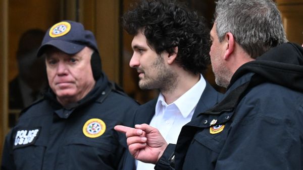 FTX founder Sam Bankman-Fried leaves court following his arraignment in New York City on December 22, 2022.  - Sputnik International