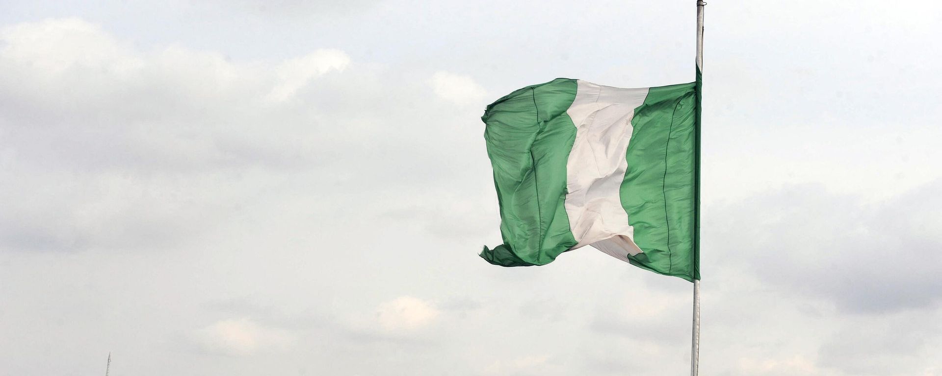 Nigeria's national flag flies above a factory on Ibadan expressway September 8, 2012 in Lagos. Nigeria's national flag flies above a factory on Ibadan expressway September 8, 2012 in Lagos. - Sputnik International, 1920, 23.12.2022