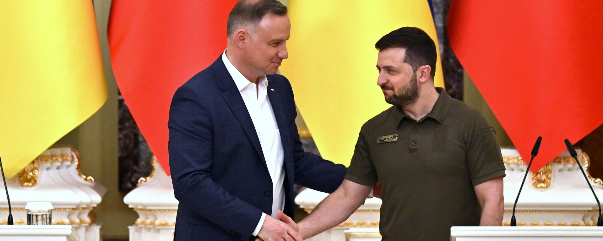 Ukrainian President Volodymyr Zelensky (R) and his Polish counterpart Andrzej Duda shake hands during a press conference following their talks in Kiev on May 22, 2022 Ukrainian President Volodymyr Zelensky (R) and his Polish counterpart Andrzej Duda shake hands during a press conference following their talks in Kiev on May 22, 2022 - Sputnik International, 1920, 23.12.2022