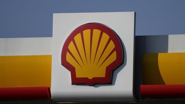 A Shell logo is seen at a petrol station in London, Tuesday, March 8, 2022. - Sputnik International