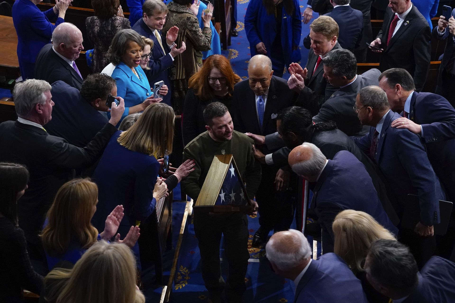 Ukrainian President Volodymyr Zelenskyy holds an American flag that was gifted to him by House Speaker Nancy Pelosi of Calif., as he leaves after addressing a joint meeting of Congress on Capitol Hill in Washington, Wednesday, Dec. 21, 2022. Ukrainian President Volodymyr Zelenskyy holds an American flag that was gifted to him by House Speaker Nancy Pelosi of Calif., as he leaves after addressing a joint meeting of Congress on Capitol Hill in Washington, Wednesday, Dec. 21, 2022. - Sputnik International, 1920, 26.01.2023