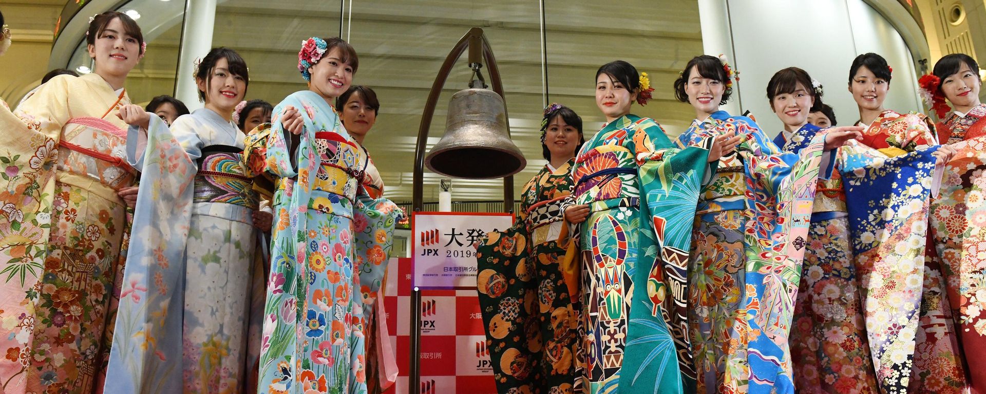 Employees in Japanese traditional Kimonos pose during the Tokyo Stock Exchange's new year business ceremony in Tokyo on January 4, 2019. (Photo by TOSHIFUMI KITAMURA / AFP) Employees in Japanese traditional Kimonos pose during the Tokyo Stock Exchange's new year business ceremony in Tokyo on January 4, 2019. (Photo by TOSHIFUMI KITAMURA / AFP) - Sputnik International, 1920, 24.12.2022