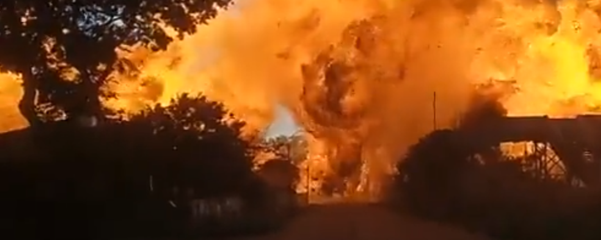 A screeshot of a video fom social media, showing an explosion of a gas tanker in Boksburg, South Africa on December 24, 2022 - Sputnik International, 1920, 29.03.2026