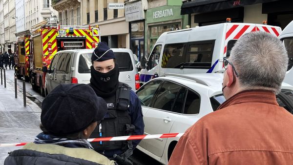 A police officer guards in the 10th district of Paris after a gunman opened fire at a Kurdish cultural centre, in Paris - Sputnik International