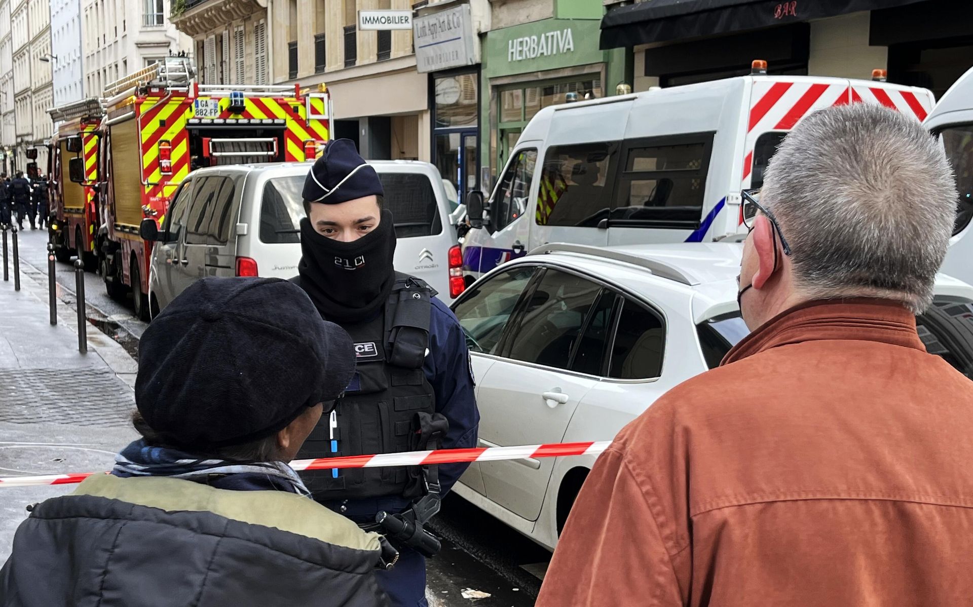 A police officer guards in the 10th district of Paris after a gunman opened fire at a Kurdish cultural centre, in Paris - Sputnik International, 1920, 25.12.2022