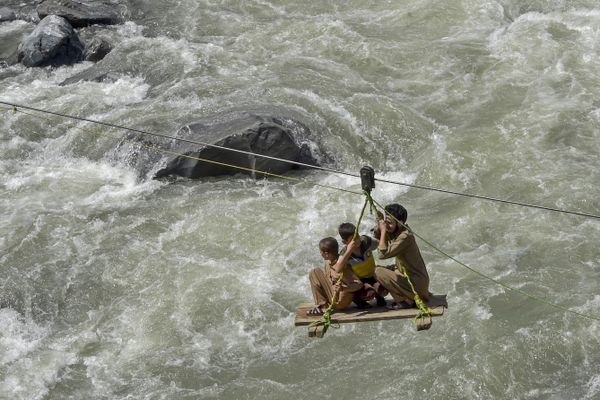 Local residents use a temporary cradle service to cross the river Swat after heavy rains in Pakistan's Khyber Pakhtunkhwa province on August 31, 2022. Army helicopters flew sorties over cut-off areas in Pakistan's mountainous north on August 31 and rescue parties fanned out across waterlogged plains in the south as misery mounted for millions trapped by the worst floods in the country's history. - Sputnik International