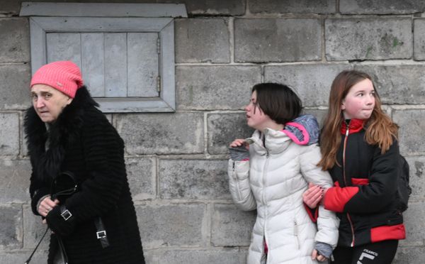 Residents of Donetsk seek shelter during shelling by Ukrainian forces. - Sputnik International