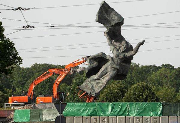 Latvian authorities demolish a monument in Riga commemorating the city's liberation by Soviet troops from the Nazi German occupation during World War II. - Sputnik International