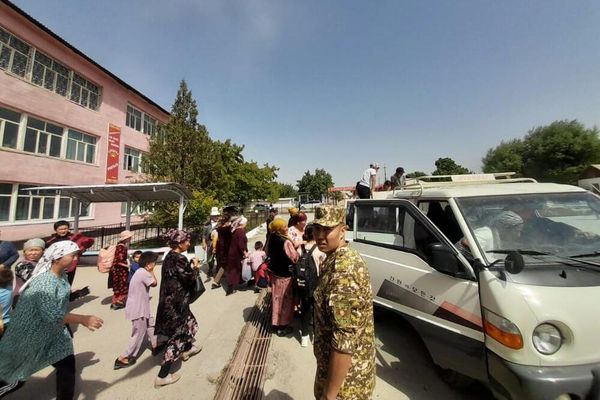 Residents of the Leylek district of Kyrgyzstan's Batken Region evacuate from their homes due to shelling by Tajikistani troops. - Sputnik International