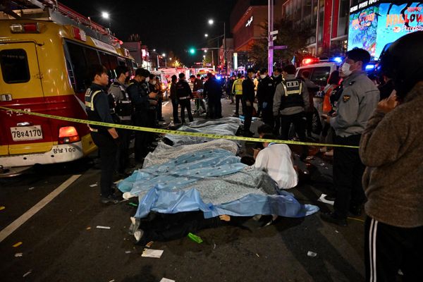 The bodies of victims, believed to have suffered from cardiac arrest are covered with sheets in the popular nightlife district of Itaewon in Seoul on October 30, 2022. Dozens of people suffered cardiac arrests in the South Korean capital Seoul on October 29 after thousands of people crowded into narrow streets in the city's Itaewon neighborhood to celebrate Halloween, local officials said. - Sputnik International