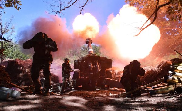 Lugansk People's Militia howitzer shells Ukrainian troops near Popasnaya. - Sputnik International