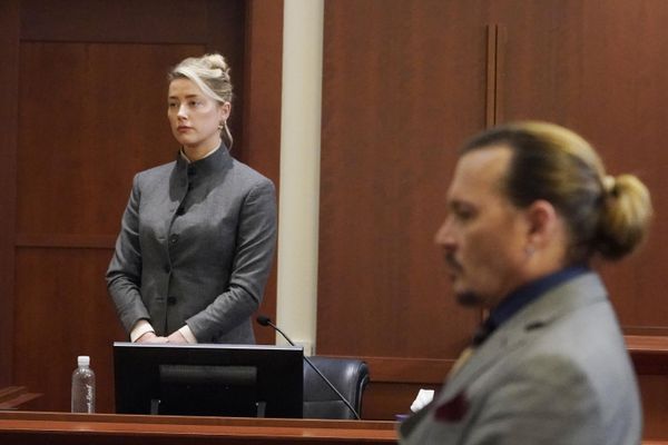 US actors Amber Heard and Johnny Depp watch as the jury leaves the courtroom at the end of the day at the Fairfax County Circuit Courthouse in Fairfax, Virginia, May 16, 2022. US actor Johnny Depp sued his ex-wife Amber Heard for libel after she wrote an op-ed in The Washington Post in 2018 referring to herself as a "public figure representing domestic abuse." - Sputnik International