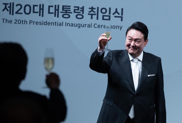 South Korea's President Yoon Suk-yeol proposes a toast to foreign guests at an inaugural dinner at a hotel in Seoul on May 10, 2022. - Sputnik International