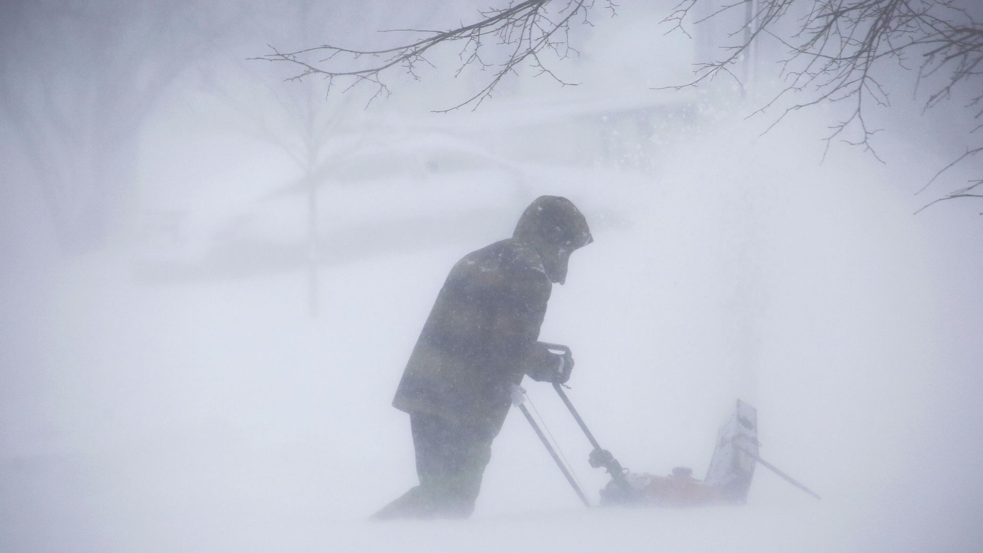 A person clears snow as a winter storm rolls through Western New York Saturday, Dec. 24, 2022, in Amherst N.Y A person clears snow as a winter storm rolls through Western New York Saturday, Dec. 24, 2022, in Amherst N.Y - Sputnik International, 1920, 27.12.2022