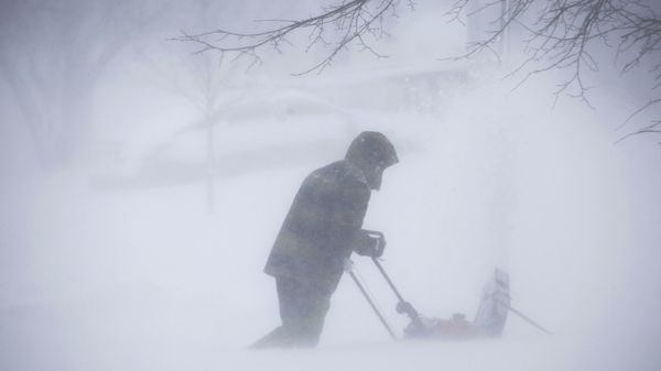 A person clears snow as a winter storm rolls through Western New York Saturday, Dec. 24, 2022, in Amherst N.Y - Sputnik International