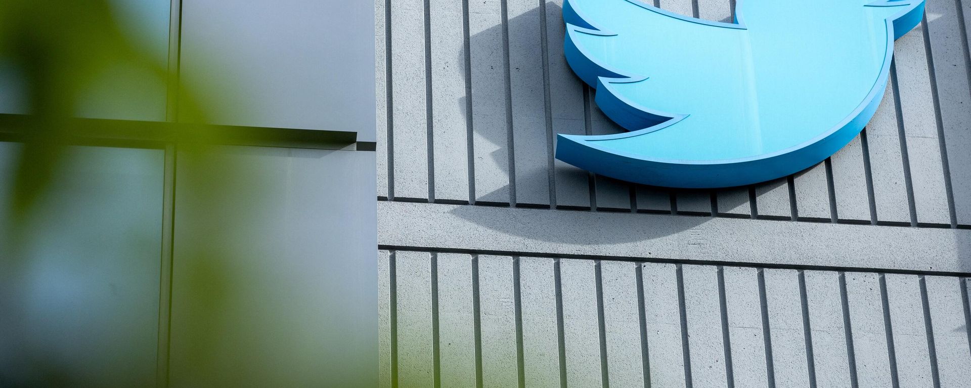 The Twitter logo is seen on a sign on the exterior of Twitter headquarters in San Francisco, California, on October 28, 2022 The Twitter logo is seen on a sign on the exterior of Twitter headquarters in San Francisco, California, on October 28, 2022 - Sputnik International, 1920, 25.12.2022