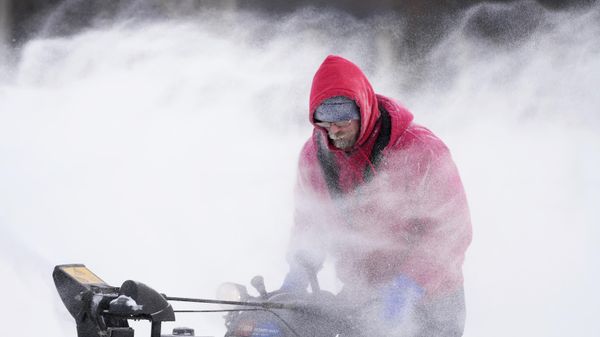 Mark Sorter clears snow from a downtown ice skating rink in Iowa. - Sputnik International