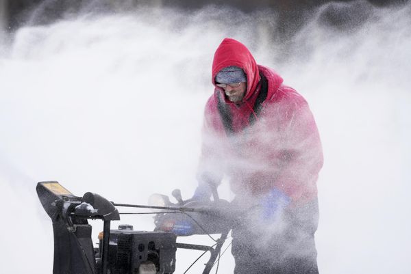 Mark Sorter clears snow from a downtown ice skating rink - Sputnik International