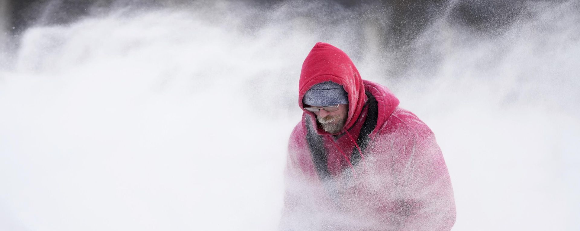 Mark Sorter clears snow from a downtown ice skating rink in Iowa. Mark Sorter clears snow from a downtown ice skating rink in Iowa. - Sputnik International, 1920, 26.12.2022