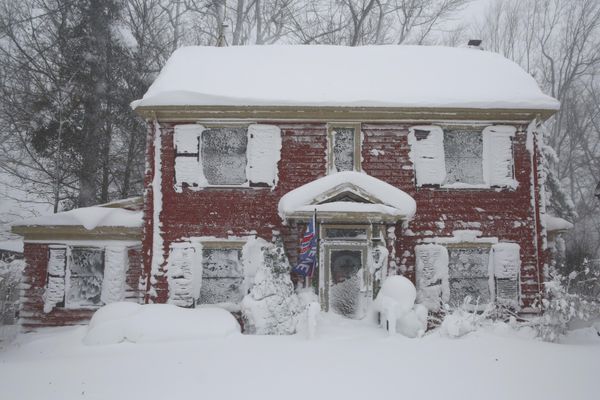 A winter storm rolls through western New York on Saturday, Dec. 24, 2022, in Amherst N.Y.  The battering winter storm has knocked out power to hundreds of thousands of homes and businesses across the United States. It left millions more to worry about the prospect of further outages and crippled police and fire departments. - Sputnik International