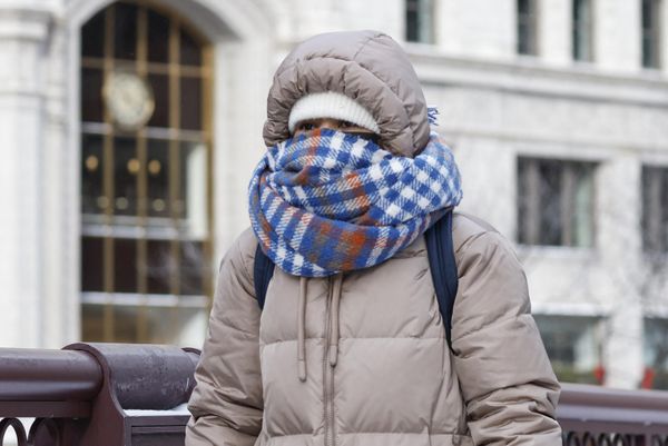 A woman walks along Chicago's Michigan Avenue as she braves the freezing weather ahead of the Christmas holiday, on December 23, 2022.  - Sputnik International