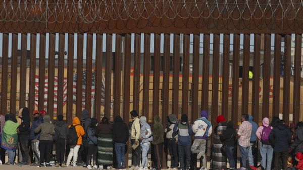 Migrants queue at the border wall to be received by Border Patrol agents after crossing the Rio Bravo river (or Rio Grande river, as it is called in the US) from Ciudad Juarez, Chihuahua state, Mexico to El Paso, Texas, US on December 21, 2022 Migrants queue at the border wall to be received by Border Patrol agents after crossing the Rio Bravo river (or Rio Grande river, as it is called in the US) from Ciudad Juarez, Chihuahua state, Mexico to El Paso, Texas, US on December 21, 2022 - Sputnik International