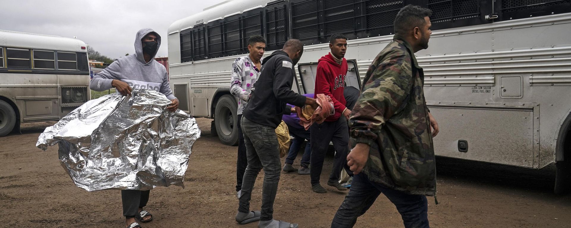 Migrants board a bus that will take them to a processing facility to begin their process of seeking asylum in Eagle Pass, Texas on December 19, 2022 Migrants board a bus that will take them to a processing facility to begin their process of seeking asylum in Eagle Pass, Texas on December 19, 2022 - Sputnik International, 1920, 26.12.2022
