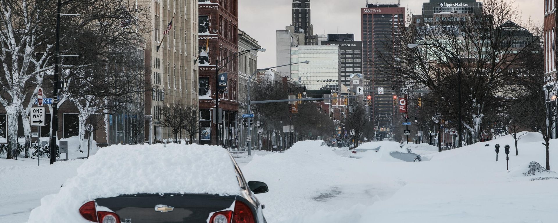 An abandoned vehicle is left under heavy snow along a street in Buffalo, New York, on December 25, 2022. An abandoned vehicle is left under heavy snow along a street in Buffalo, New York, on December 25, 2022. - Sputnik International, 1920, 27.12.2022