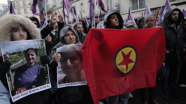 Kurdish activists hold flag and portraits as they march to honor three women Kurdish activists who were shot dead in 2013, Monday - Sputnik International