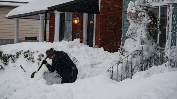 A resident digs out of the snow in Buffalo, New York, on December 27, 2022. - Sputnik International
