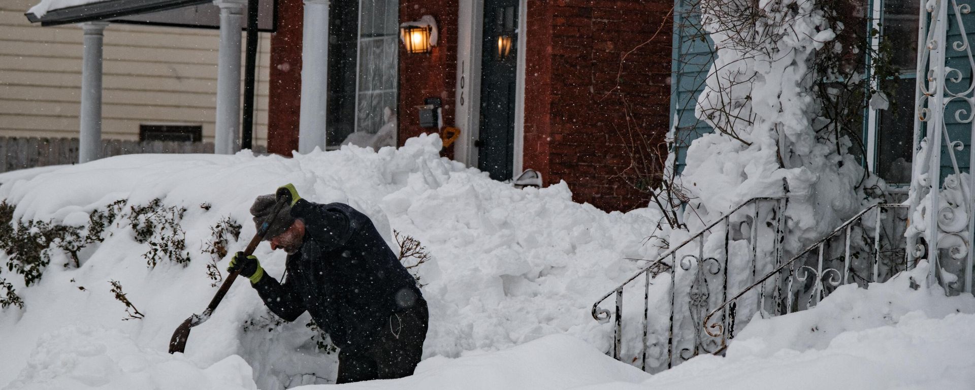 A resident digs out of the snow in Buffalo, New York, on December 27, 2022. - Sputnik International, 1920, 28.12.2022