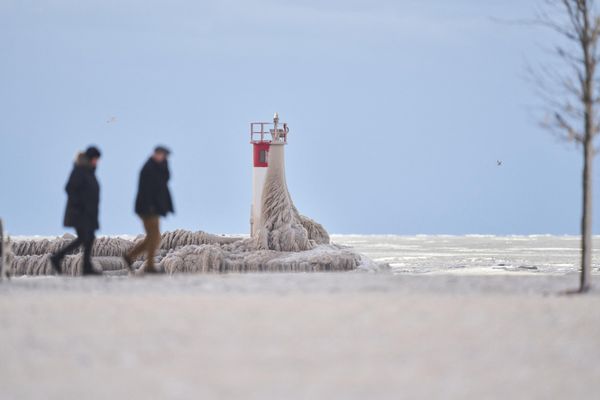 People walk along an ice covered boardwalk in Port Stanley, Ontario, Canada, on 27 December 2022.  - Sputnik International