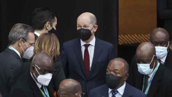 German Chancellor Olaf Scholz, center, waits for the opening of the EU Africa summit at the European Council building in Brussels, Thursday, Feb. 17, 2022. - Sputnik International