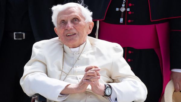 Former pope Benedict XVI poses for a picture at the airport in Munich, southern Germany, before his departure on June 22, 2020.  - Sputnik International