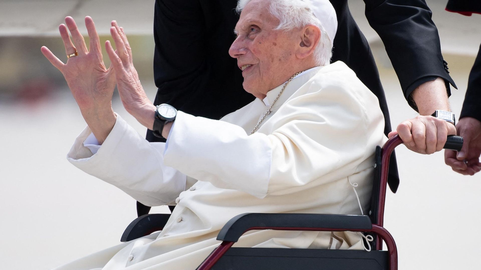 Former pope Benedict XVI waves at the airport in Munich, southern Germany, before his departure on June 22, 2020. Former pope Benedict XVI waves at the airport in Munich, southern Germany, before his departure on June 22, 2020. - Sputnik International, 1920, 31.12.2022
