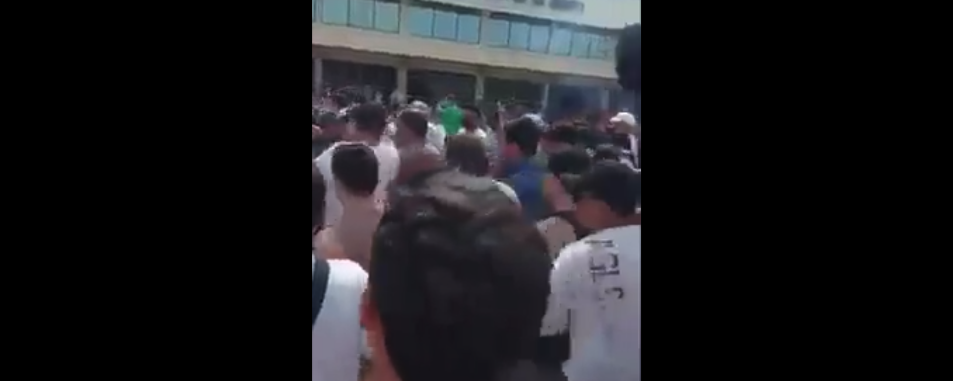 Widespread protests broke out across Bolivia on Wednesday after the arrest of Santa Cruz Governor Luis Fernando Camacho. A group of demonstrators went so far as storming the Viru Viru International Airport. Widespread protests broke out across Bolivia on Wednesday after the arrest of Santa Cruz Governor Luis Fernando Camacho. A group of demonstrators went so far as storming the Viru Viru International Airport. - Sputnik International, 1920, 29.12.2022
