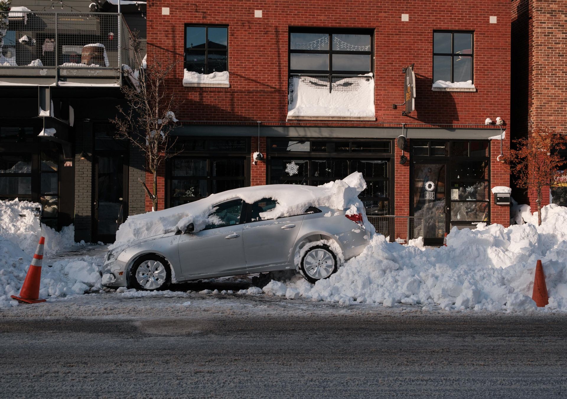 An abandoned car on Elmwood Avenue in Buffalo, New York on December 28, 2022.  - Sputnik International, 1920, 29.12.2022