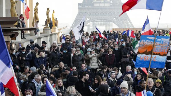 Protesters hold placards and French flgas during a demonstration against the health pass and Covid-19 vaccines, on Trocadero plaza in Paris, on January 15 2022.  - Sputnik International