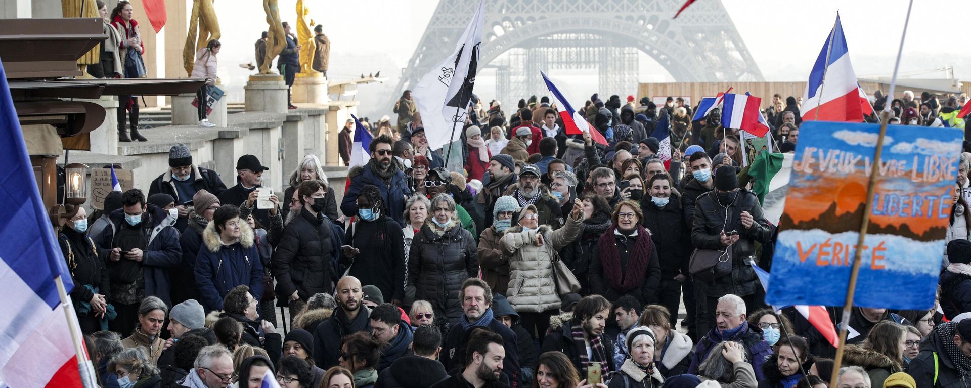 Protesters hold placards and French flgas during a demonstration against the health pass and Covid-19 vaccines, on Trocadero plaza in Paris, on January 15 2022. Protesters hold placards and French flgas during a demonstration against the health pass and Covid-19 vaccines, on Trocadero plaza in Paris, on January 15 2022. - Sputnik International, 1920, 29.12.2022