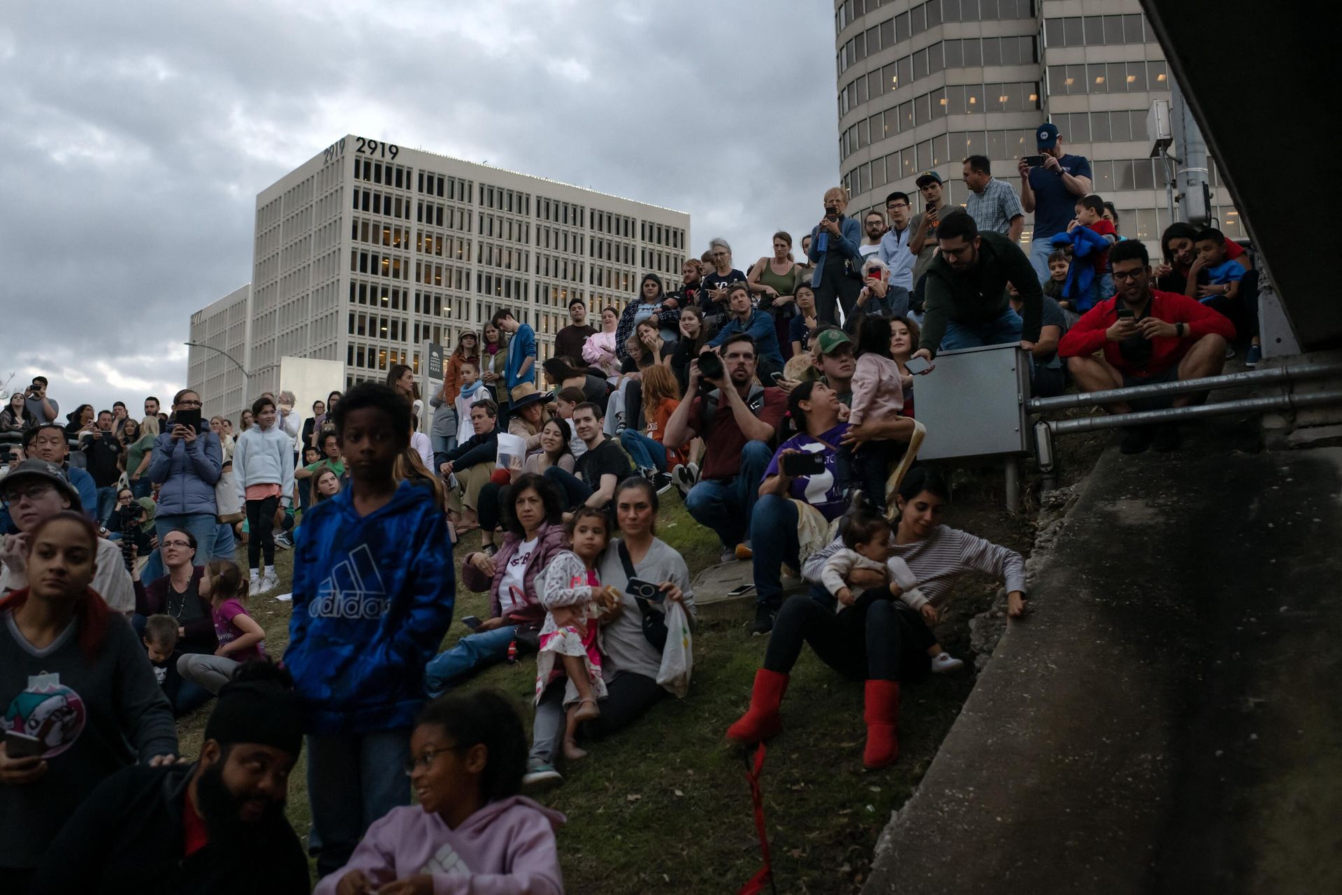 Crowds watch the release of 700 Mexican free-tailed bats at the Waugh Bridge Bat Colony in Houston, Texas, on December 28, 2022.  - Sputnik International, 1920, 29.12.2022