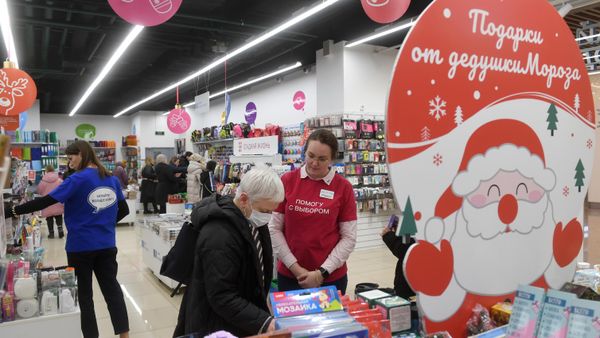 Shoppers peruse items at a Chitay Gorod bookstore in Moscow, Russia ahead of the New Year holiday. December 25, 2022. - Sputnik International