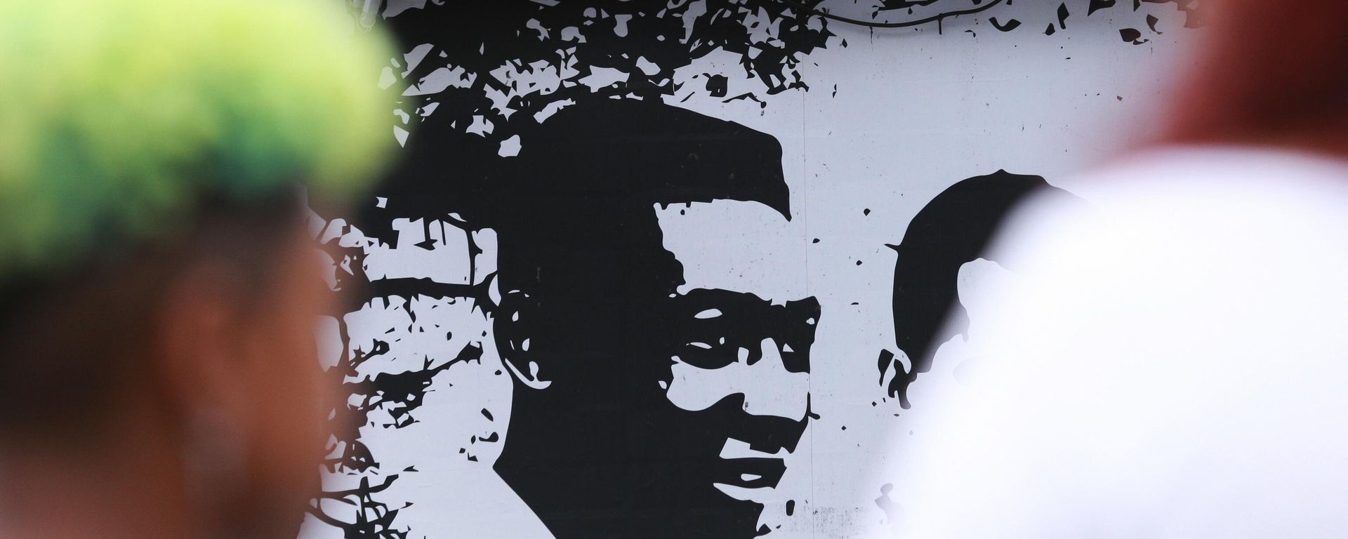 Fans of soccer star Pele walk past mural with an image of the player outside the Vila Belmiro stadium in Santos, Brazil, Thursday, Dec. 29, 2022. Pele, the Brazilian king of soccer who won a record three World Cups and became one of the most commanding sports figures of the last century, died in Sao Paulo. He was 82. Fans of soccer star Pele walk past mural with an image of the player outside the Vila Belmiro stadium in Santos, Brazil, Thursday, Dec. 29, 2022. Pele, the Brazilian king of soccer who won a record three World Cups and became one of the most commanding sports figures of the last century, died in Sao Paulo. He was 82. - Sputnik International, 1920, 29.12.2022