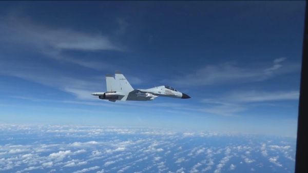 PLA Navy J-11 Fighter Jet Flying Next to US Air Force RC-135 Reconnaissance Aircraft - Sputnik International