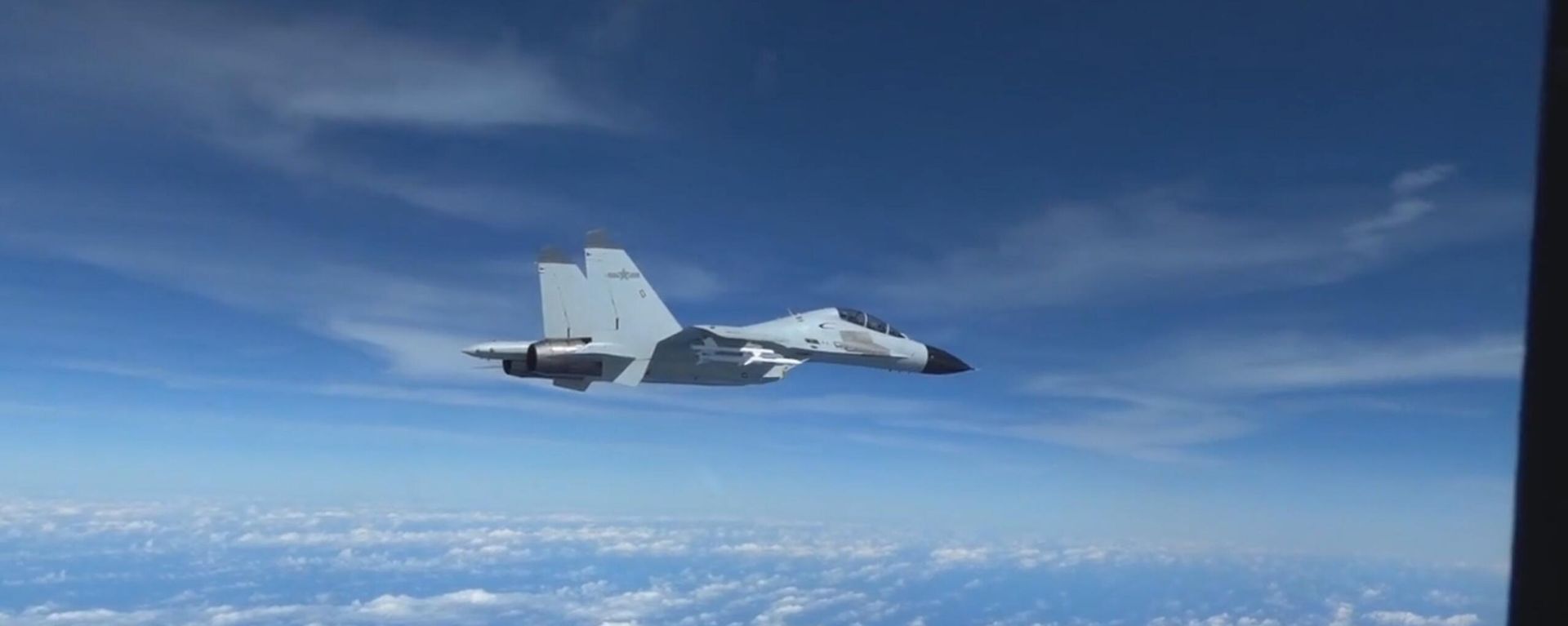 PLA Navy J-11 Fighter Jet Flying Next to US Air Force RC-135 Reconnaissance Aircraft PLA Navy J-11 Fighter Jet Flying Next to US Air Force RC-135 Reconnaissance Aircraft - Sputnik International, 1920, 24.02.2023