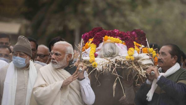 Indian Prime Minister Narendra Modi carries the body of his mother Hiraben during her funeral procession in Gandhinagar, India - Sputnik International